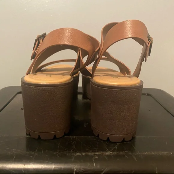 Heeled Sandals - Picture 3 of 3